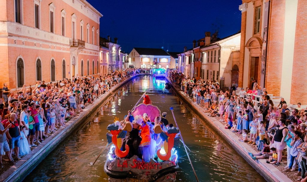Comacchio in maschera: il Carnevale sull’Acqua che trasforma i canali in teatro 