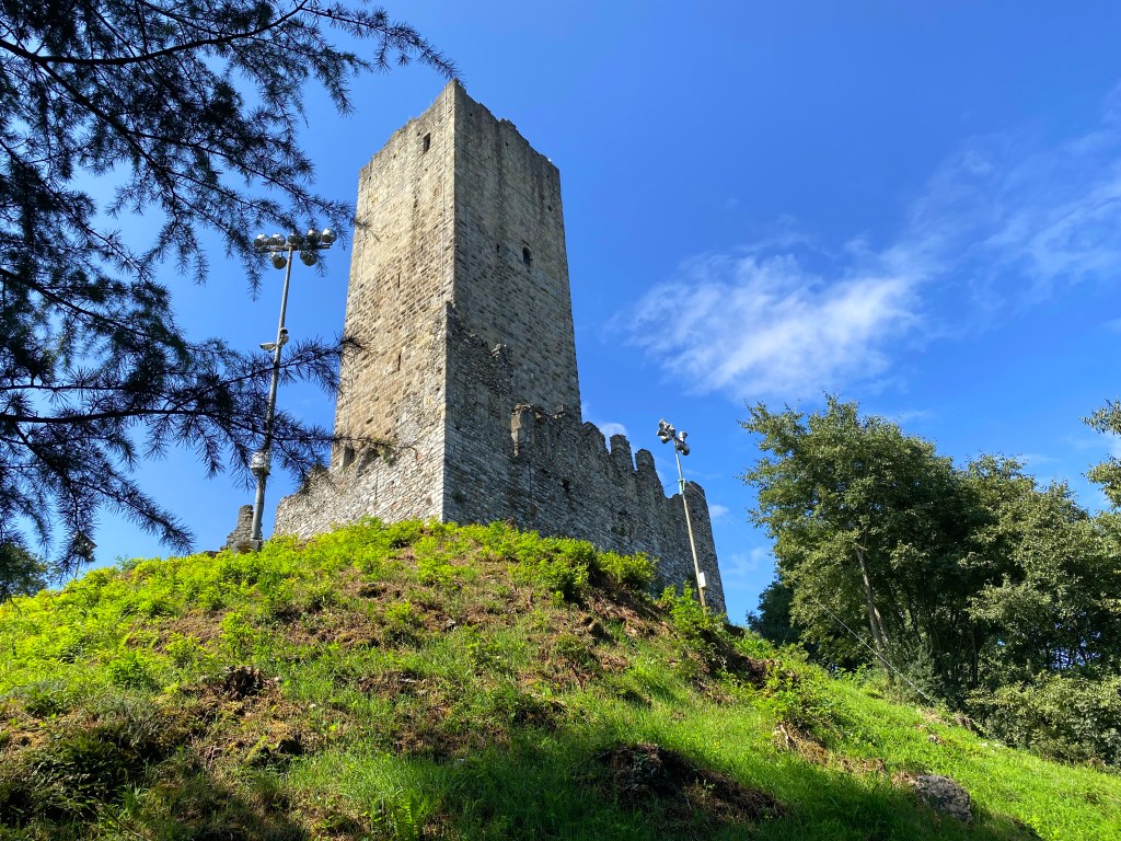Castel Baradello: il guardiano di Como tra storia, natura e panorami&nbsp;mozzafiato